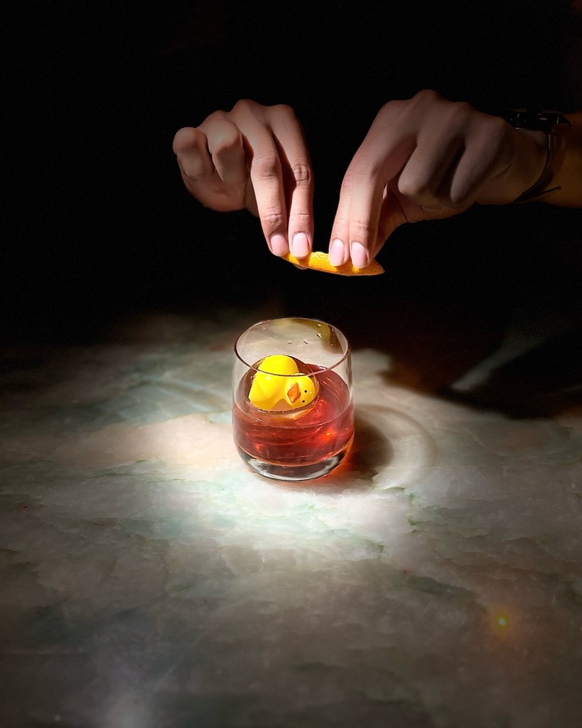 SaltRosslyn's tweet photo. Duck, Duck, Drink! Our Captain this week will send you on a wild “Duck Hunt”. 

Made with Duck fat infused Open Road Distilling Co. Eagle Eye rye, cherry infused Campari, Antica sweet vermouth, smoked cherry bitters https://t.co/CovvoKSM0b