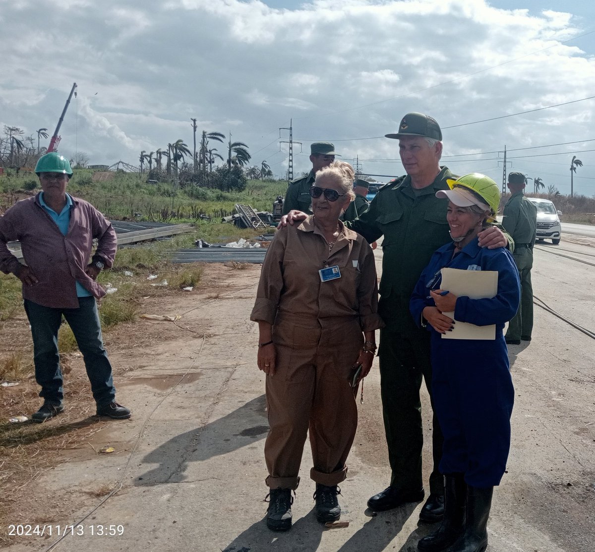 En el km 32 de la autopista Habana-Pinar del Río, <a href="/DiazCanelB/">Miguel Díaz-Canel Bermúdez</a> dialogó con los linieros que laboran en la recuperación eléctrica de #Artemisa para restaurar las 6 líneas de alta tensión derribadas por el huracán Rafael. Se estima que en 18 días se armarán y conectarán las torres