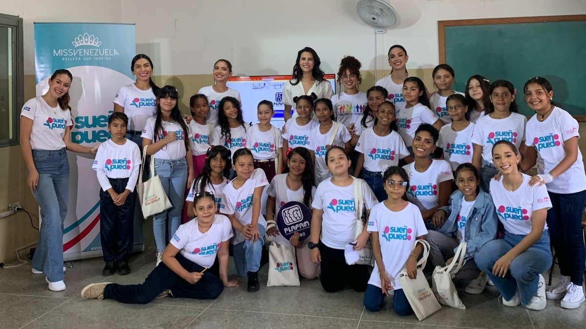 venevision's tweet image. ¡Con una gran sonrisa 😁! Así recibieron las niñas a nuestras candidatas al #MissVenezuela2024 👑 Dale ❤️ y sigue disfrutando de esta entrega de #MissesConPropósito ✨ a través de la señal de #Venevision o por la app #VenevisionPlay 📲 get.venevisionplay.com