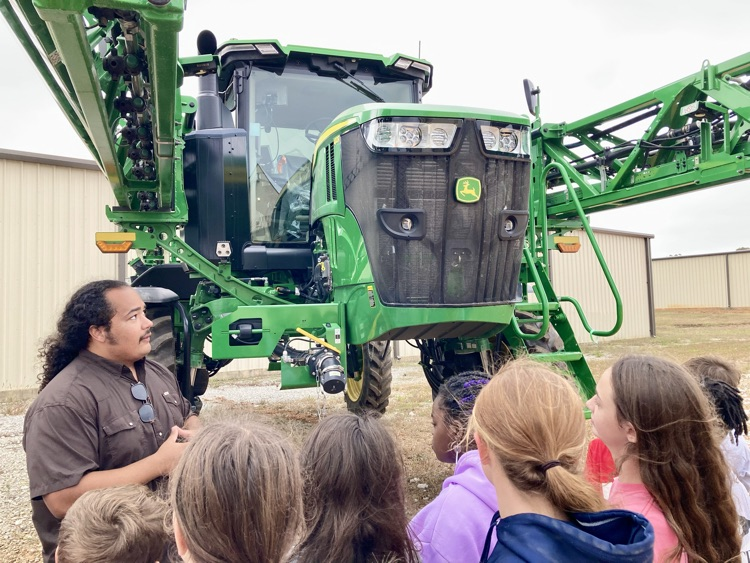 LCSforKids's tweet image. Our 5th grade students spent last week learning about cotton and the many uses of it. As part of their lesson, they took a field trip to the cotton gin at the Associated Growers Co-Op where they learned what happens from the time the cotton arrives until it's shipped out.