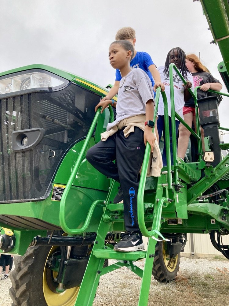 LCSforKids's tweet image. Our 5th grade students spent last week learning about cotton and the many uses of it. As part of their lesson, they took a field trip to the cotton gin at the Associated Growers Co-Op where they learned what happens from the time the cotton arrives until it's shipped out.