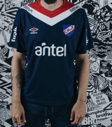 grusinol's tweet photo. ESPANTOSA… Única definición para el diseño de esa camiseta. https://t.co/MLBtKS9aVU