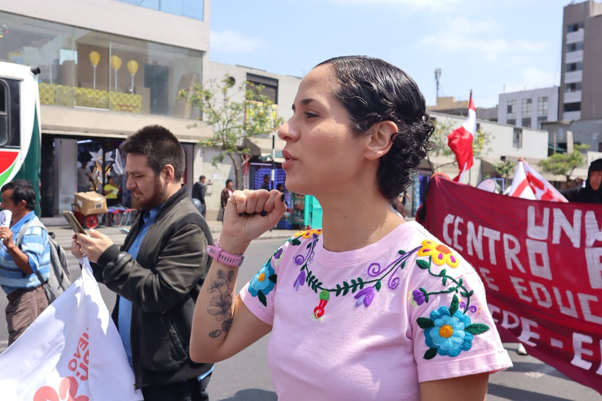 kamahara_lito's tweet photo. Sigrid Bazan se puso su polito "folklórico" y se fue a rodear de gente marrón que no conoce para la foto
Como le dijo a César Hildebrant:
"Yo en mi trabajo me rodeo de gente marginal y regresando a mi depa en San Isidro, vuelvo a mi círculo social ¿ o sea, manyas? "
#figuretti https://t.co/ZTuLlUTKF5