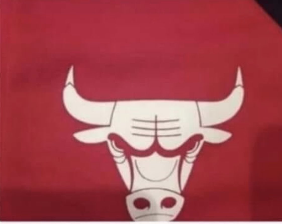 raiam700's tweet image. Já parou pra pensar que o logo do Chicago Bulls é um ET enrabando um siri?

Vira ele de cabeça pra baixo pra tu ver