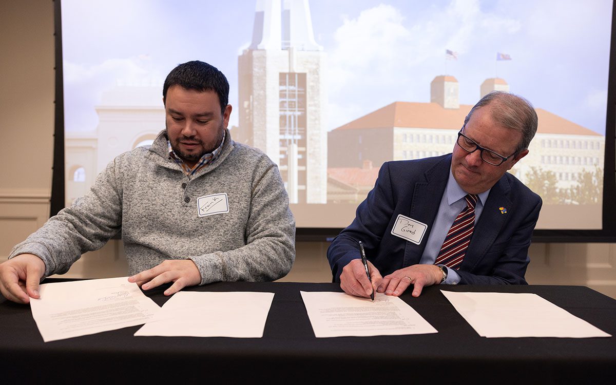 BureauIndianEdu's tweet image. The University of Kansas and Haskell Indian Nations University renewed their Memorandum of Understanding on November 1, strengthening their partnership in education, service and research. 

ow.ly/SaZO50U6y1O

#NativeEd