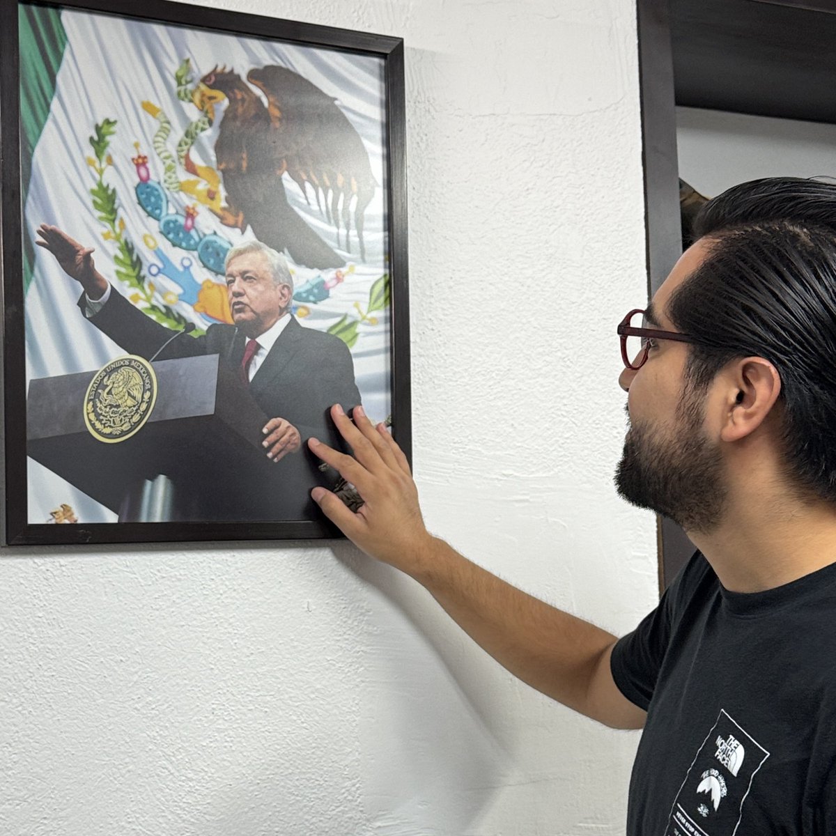 maximoam_'s tweet photo. En donde andes licenciado, un abrazo fraterno a nombre de Ecatepec y de todos mis paisanos que fuimos beneficiados con el programa @JovConFuturo.

Muchas felicidades mi Presidente @lopezobrador_ ❤️🥹🫡 https://t.co/GNDjQgX8ha
