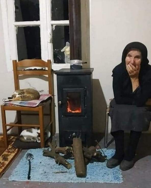 Македонската жена е една од најизмачените жени во светот,
Цел живот макотрпно се труди за своите деца да обезбеди храна и топол дом,кога ке пораснат тие деца да отидат по светот и да ги мисли секој ден каде се и дали се добро.
Македонската жена е најхрабрата жена во универзумот