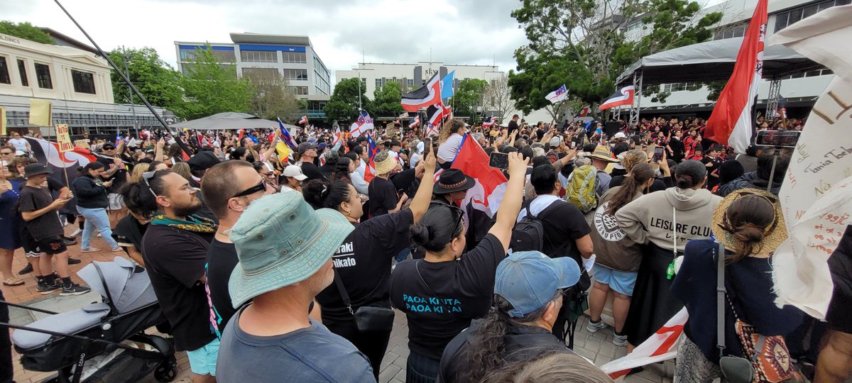 GiantWeta's tweet photo. @sbeehre Crowd size in garden place @1140 same in all directions https://t.co/8SZY5zPfoH