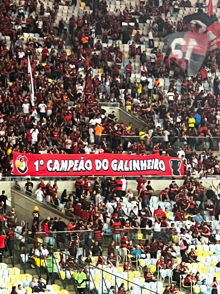 venecasagrande's tweet photo. Torcedores do Flamengo não perderam a oportunidade de provocar o Atlético-MG: "1º campeão do Galinheiro"

A frase é em alusão ao título do Fla da Copa do Brasil, conquistado em cima do Galo na Arena MRV, no último domingo.

O Flamengo foi o primeiro campeão no estádio (antes mesmo do Galo, dono do estádio).