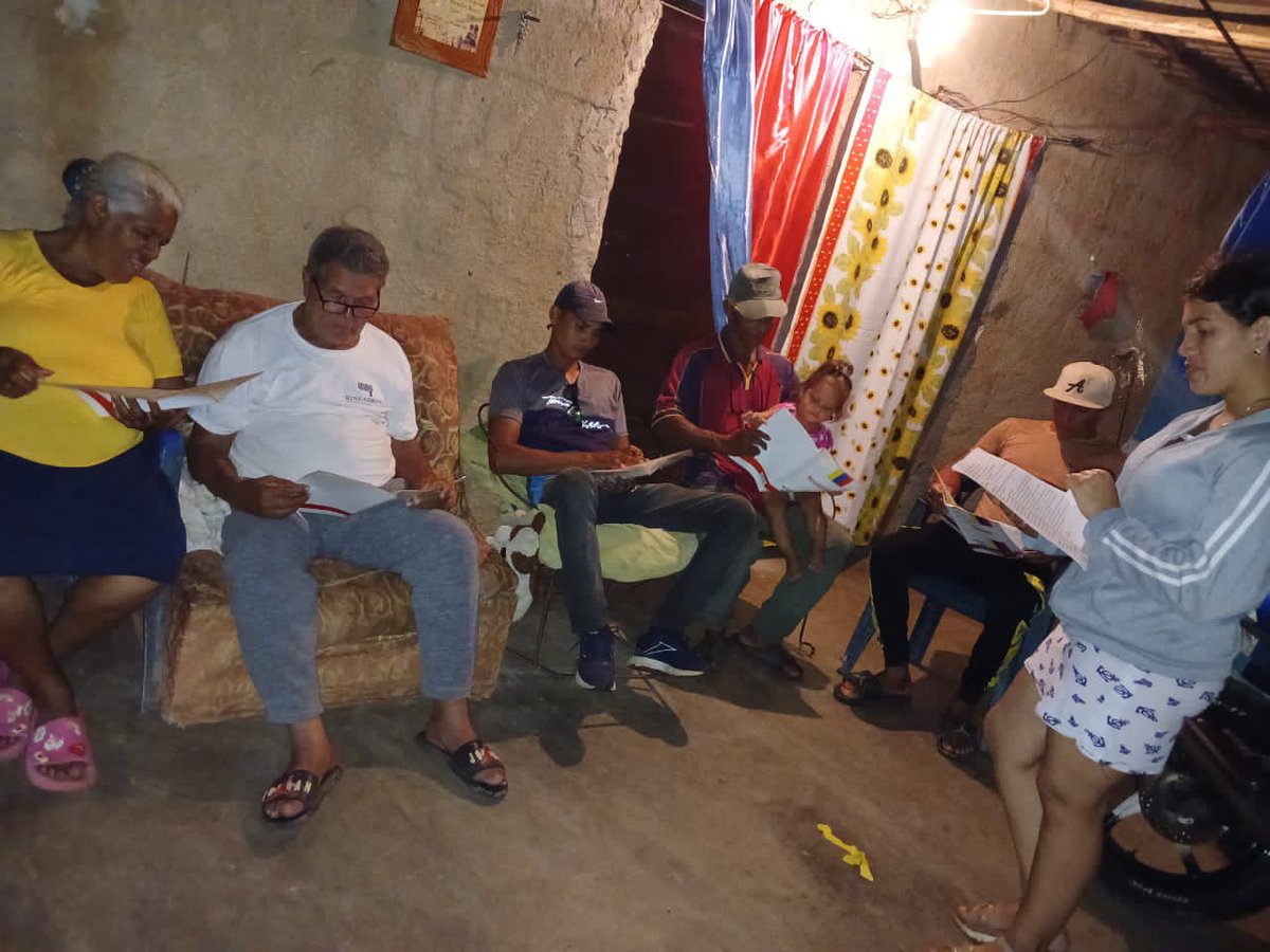 MisinRobinson's tweet photo. Clases con los patriotas..
Ambiente: un pueblo con deseo de soñar 
Triunfito 1 https://t.co/Xyqe6bbfGZ