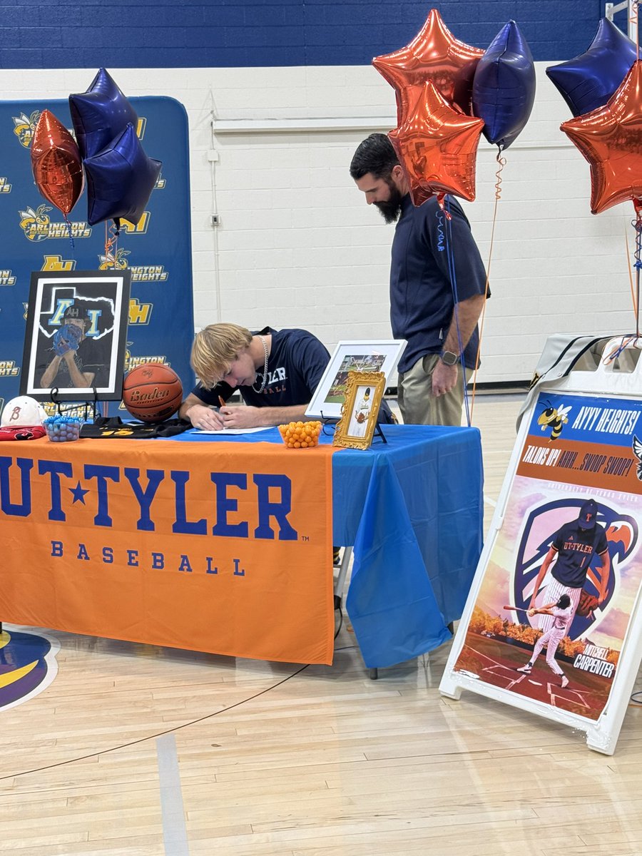 Heights_BSB's tweet photo. Huge congratulations to Mitchell Carpenter (AHHS, ‘25), who today officially signed to play baseball at UT Tyler! A RHP and left-handed hitting 1B and OF, Carpenter also plays basketball. As a junior, he earned First-Team All-District 6-5A honors at DH. Congrats, Mitchell! https://t.co/hTQVc3hQny