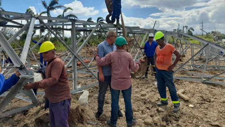 Intercambia <a href="/UNE__CUBA/">Unión Eléctrica🇨🇺</a> con brigadas eléctricas que trabajan en la recuperación de #Artemisa autopista hacia #LaIslaDeLaJuventud 
En #Cuba #DePieYCombatiendo