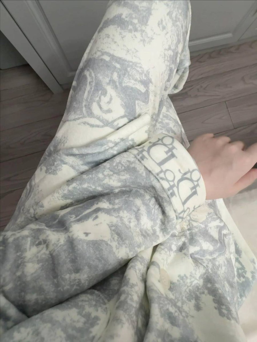 kiseffy's tweet image. Snuggling up in my favorite nightwear, ready for sweet dreams🎆🌙🌙😍