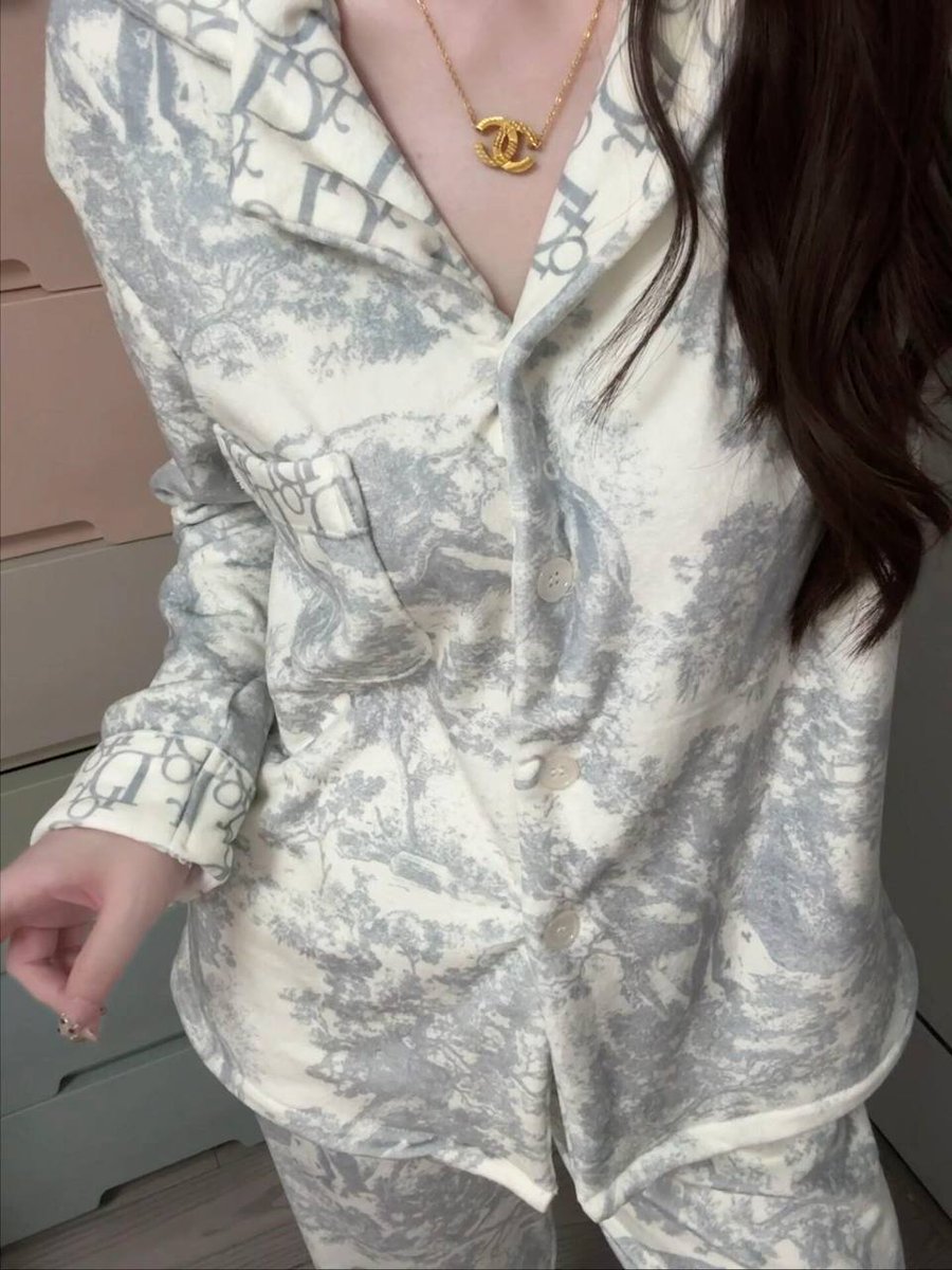 kiseffy's tweet image. Snuggling up in my favorite nightwear, ready for sweet dreams🎆🌙🌙😍