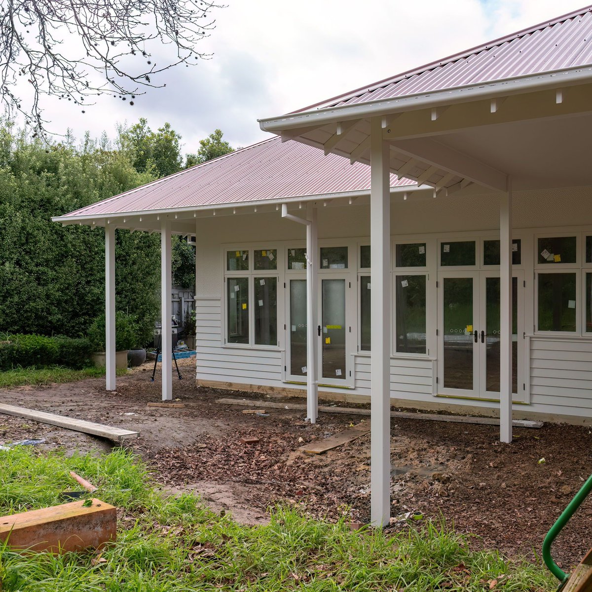 DuncanThompsonX's tweet photo. Ever wondered what’s involved in a renovation like the one in Kew? Take a look behind the curtains at our team at work. 🛠 From laying the foundation to the final details, every phase is crucial. #BehindTheScenes #RenovationAdventure https://t.co/Iw0uNYtSYO