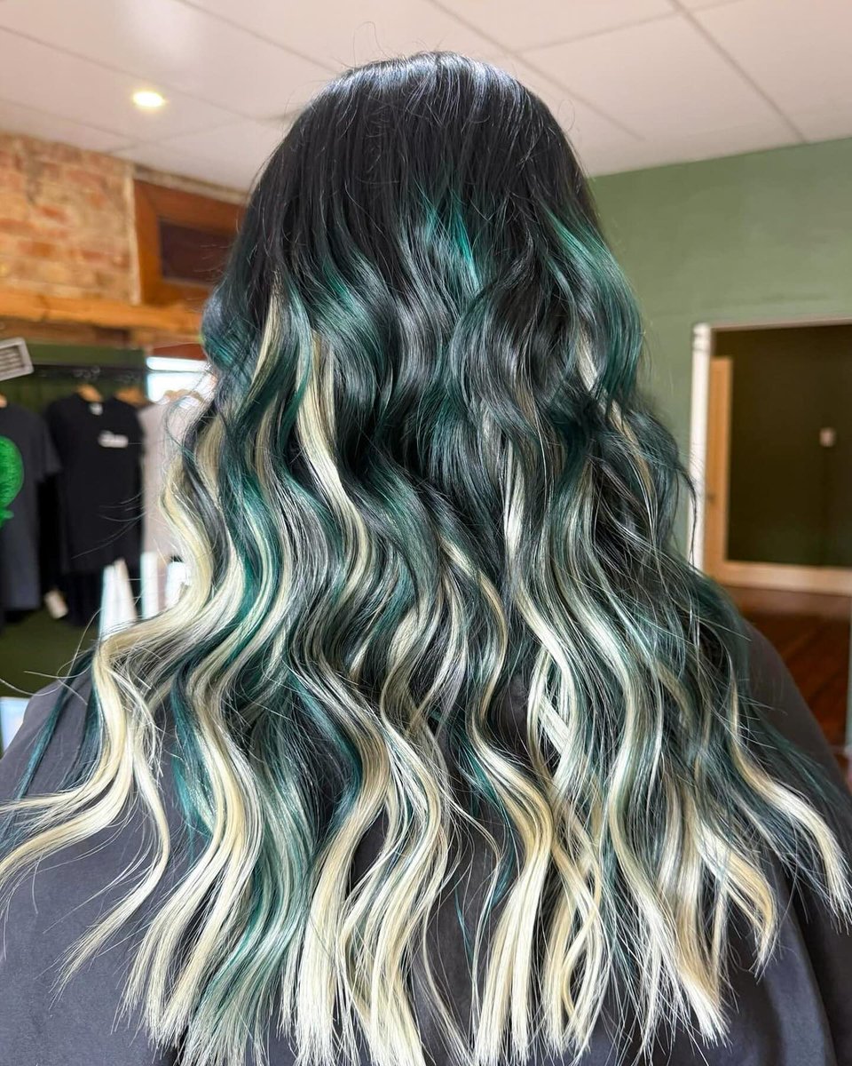 arcticfoxcolor's tweet photo. Swipe to see how our Fox Fam are coloring their hair this winter ☃️
https://t.co/X8fIUlLZ8n

#ArcticFoxHairColor #AFGirlsNight #AFPeriwinkle #AFBlueJeanBaby #AFVirginPink #AFSterling #AFPhantomGreen #AFAquamarine #AFFrose #AFWrath #AFTransylvania #veganbeauty #crueltyfreebeauty https://t.co/sjswZ39Zco