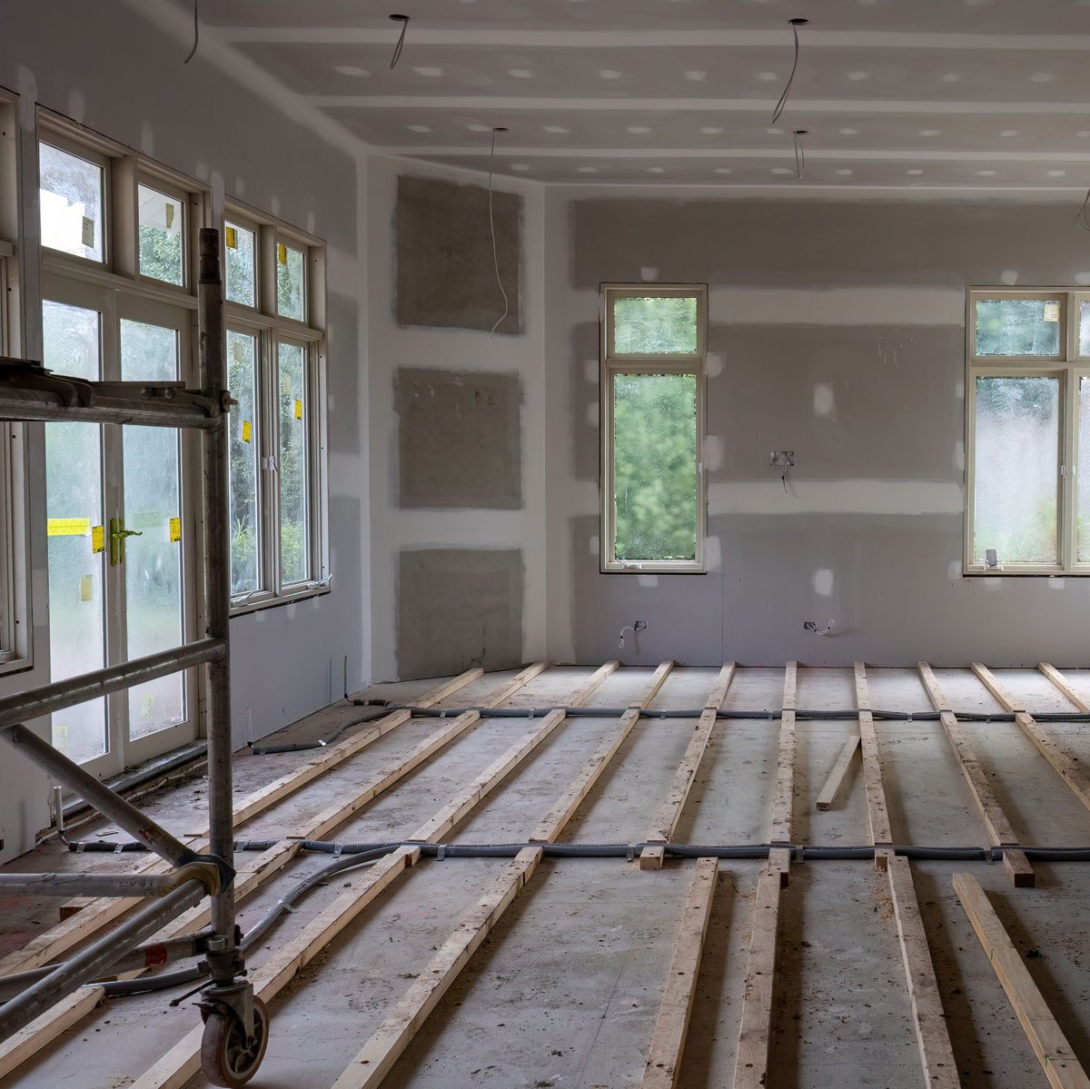 DuncanThompsonX's tweet photo. Ever wondered what’s involved in a renovation like the one in Kew? Take a look behind the curtains at our team at work. 🛠 From laying the foundation to the final details, every phase is crucial. #BehindTheScenes #RenovationAdventure https://t.co/Iw0uNYtSYO