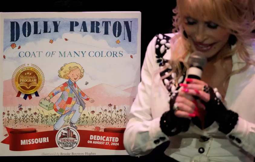 FOXNashville's tweet photo. LARGEST DONATION EVER 📚 Dolly Parton's foundation has donated $4.5 million to Nashville Public Library (NPL) to help start their new early literacy program. This is the largest donation NPL has ever received. 

📷 AP https://t.co/jJsrwIverv
