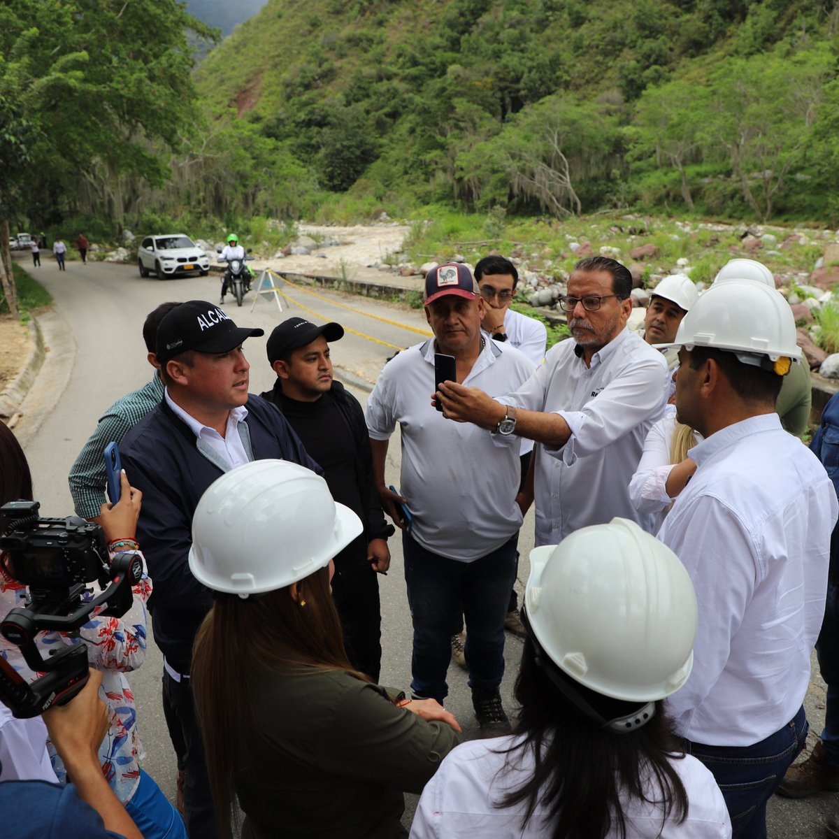 ConRegion's tweet photo. Los daños en la vía que conecta Bucaramanga con #SotoNorte, causados por las fuertes lluvias, siguen siendo una preocupación constante. La visita del Gobernador ha llenado de esperanza a la región, tras su decisión de atender con urgencia la construcción de una vía alterna. https://t.co/DpIdk1FDee