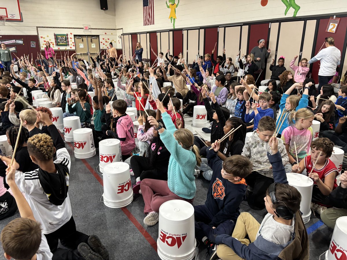 MissHeringD68's tweet photo. What an amazing assembly and incredible experience today from the Chicago Bucket Boys! @GoodrichSchool #grway @Woodridge68 https://t.co/UIVZgghxQX