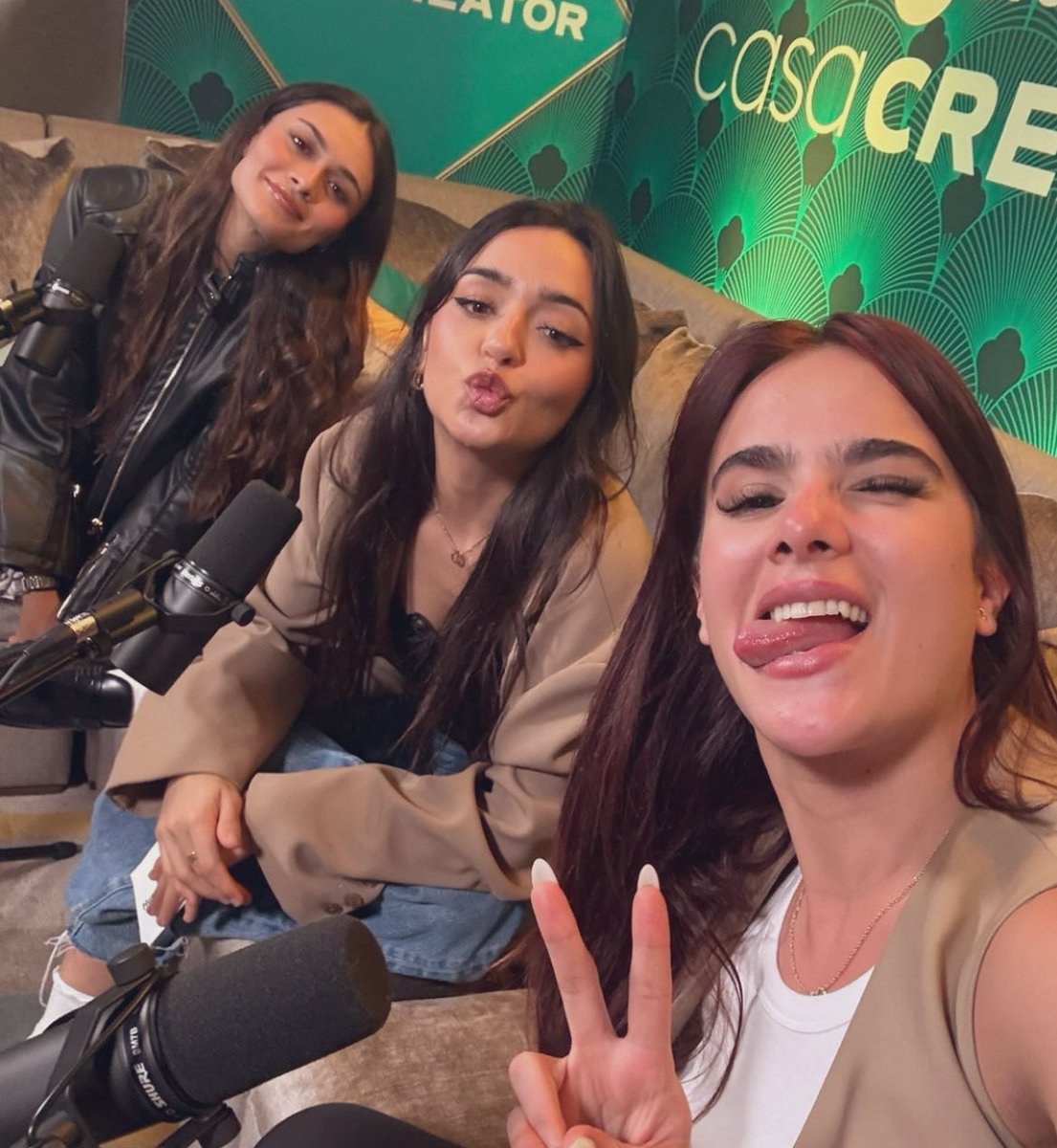sgxfilms's tweet photo. que difícil es ser hater de gala montes, un día de invitada en el auditorio, otro día presentando unos premios,  ganando un premio, luego entrando a una playlist de spotify y tmb grabando con calle y poche, mds reina perdón por explotarte pero ¿universo que más es posible? https://t.co/1QUGbk7ckY