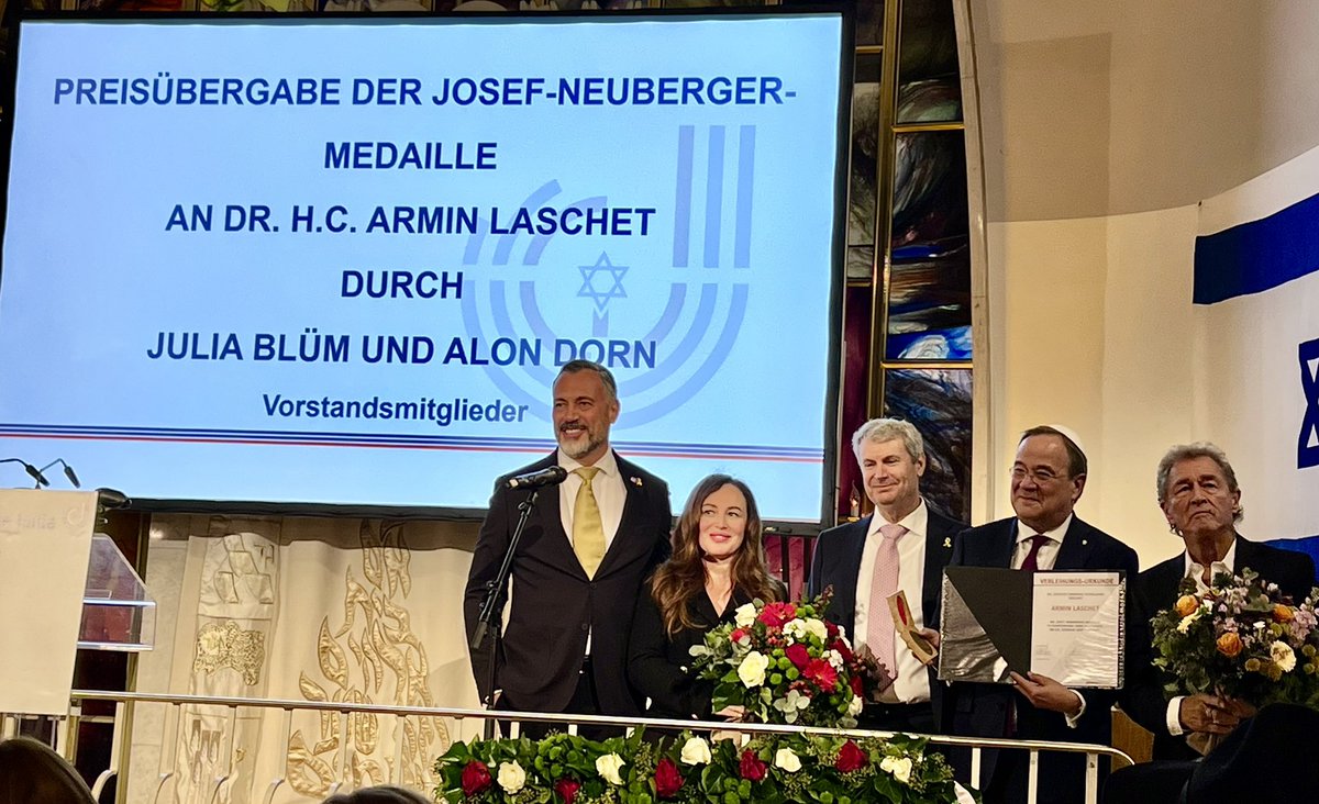 Fabian Götz (@_fabiangoetz) on Twitter photo Würdevolle u. emotionale #Preisverleihung der Josef-Neuberger-Medaille an <a href="/ArminLaschet/">Armin Laschet</a> für seinen Kampf gegen #Antisemitismus: „Wir haben die Aufgabe, jeder Generation aufs Neue zu erklären,wie Antisemitismus unsere Gesellschaft zerstören kann.Dieses erklären hört niemals auf.“ Würdevolle u. emotionale #Preisverleihung der Josef-Neuberger-Medaille an <a href="/ArminLaschet/">Armin Laschet</a> für seinen Kampf gegen #Antisemitismus: „Wir haben die Aufgabe, jeder Generation aufs Neue zu erklären,wie Antisemitismus unsere Gesellschaft zerstören kann.Dieses erklären hört niemals auf.“