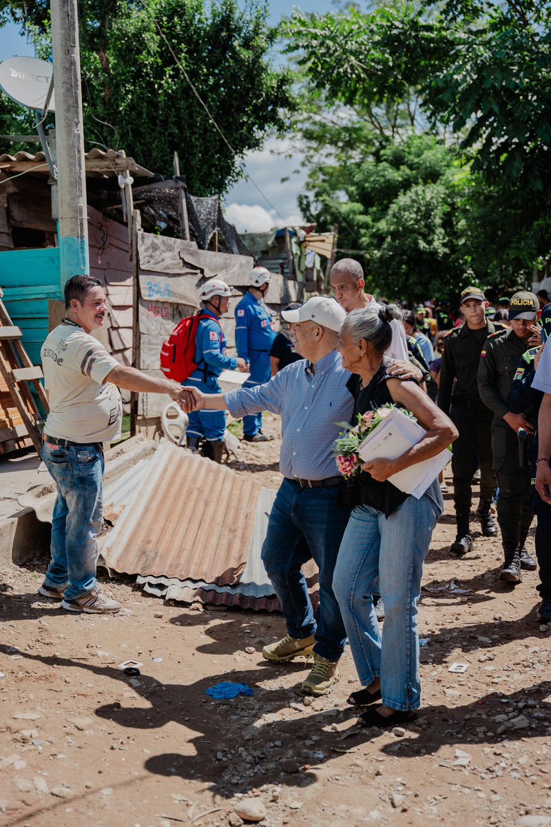 ErnestoOrozcoD's tweet photo. Hoy visitamos la Margen Derecha del Río Guatapurí afectados por la ola invernal, las fuertes lluvias arrasaron varias viviendas y otras han sido afectadas. Trabajamos para la aprobación del proyecto ‘Los gaviones’ para brindarles pronta  solución a las familias damnificadas https://t.co/twDVa883yu