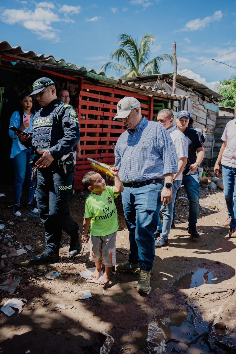ErnestoOrozcoD's tweet photo. Hoy visitamos la Margen Derecha del Río Guatapurí afectados por la ola invernal, las fuertes lluvias arrasaron varias viviendas y otras han sido afectadas. Trabajamos para la aprobación del proyecto ‘Los gaviones’ para brindarles pronta  solución a las familias damnificadas https://t.co/twDVa883yu