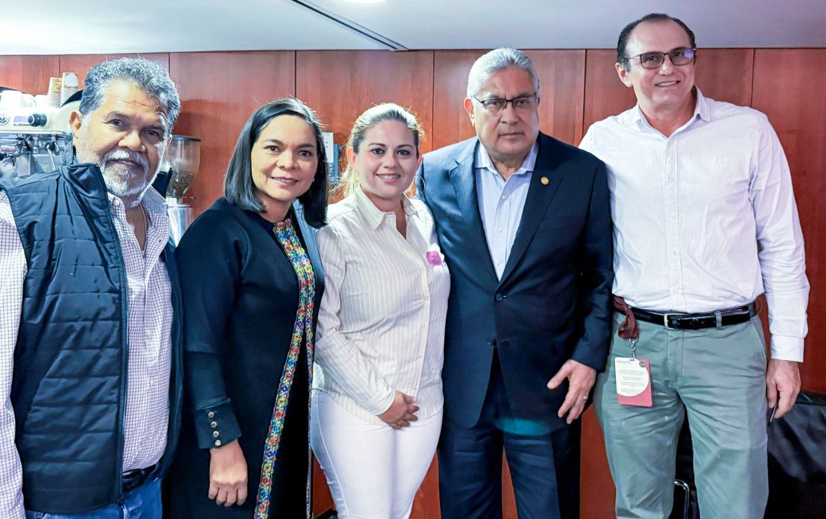 MtraLGarfias's tweet photo. El Srio. Gral. del #SNTE y senador, Mtro. Alfonso Cepeda Salas, se reunió con docentes de Educación Media Superior de #Guerrero, que demandan mejoras laborales, acceso a tecnologías y medidas contra la deserción escolar. En el encuentro estuvo también la senadora @Beatriz_Mojica https://t.co/1gM2ZjgpaX