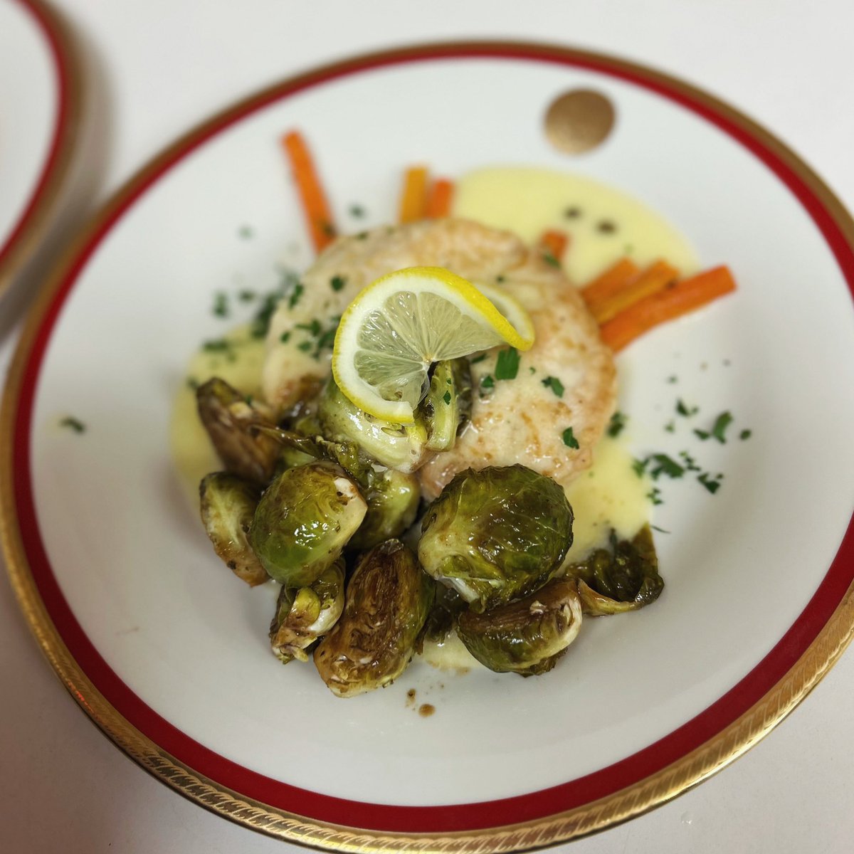 javyhdez86's tweet image. Aunque estemos alimentando mas de 1,000 y pico de estudiantes cuando toca hacer cosas como esta le metemos: chicken picatta acompañado con coles de bruselas en vinagre balsámico y “papas fritas” de calabaza. #cheflife #collegechefs #crimsonandred #BC #bridgewatercollege