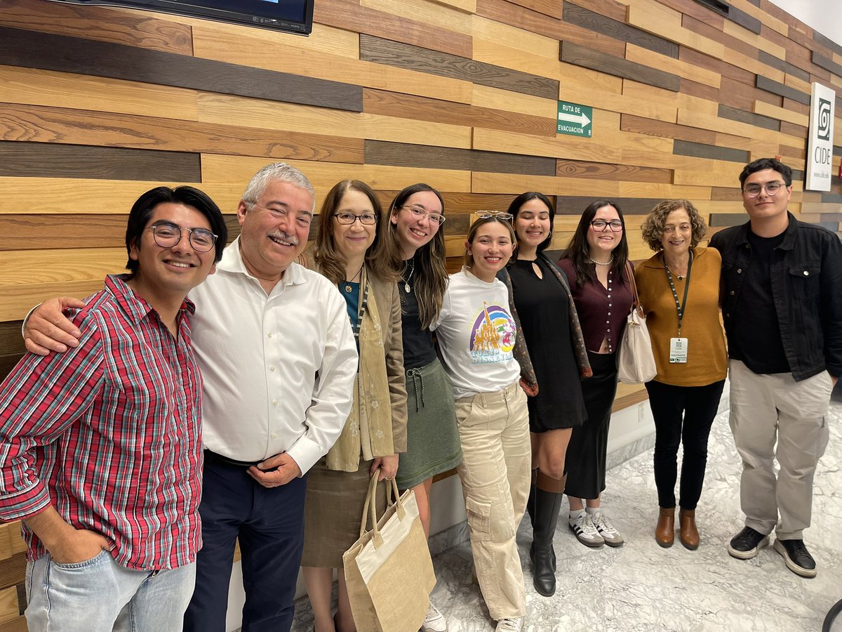 Hoy pudimos disfrutar de grandes expositores a quienes hemos leído desde el inicio de la carrera y que este último año ayudó mucho sus consejos para ser grandes internacionalistas.
@anacovarrubias
<a href="/yogerardomh/">Gerardo Maldonado</a> 
<a href="/NataliaSaltalam/">NataliaSaltalamacchia</a> 
@rafaelvelázquez
<a href="/pakalma/">Pablo Kalmanovitz</a> 
@guadalupegonzález