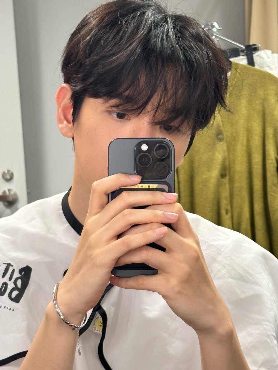 241114 BAEKHYUN BUB #큥이버블

Baekhyun: (Photo)

Before Permed Kyoongie...

No like why did my perm disappear so much (quickly).. I decided to do it one more time!

Thinking if I should be ParmeHyun Cheese for a long time!!!!

(PS. He's making a pun on Parmesan Cheese because