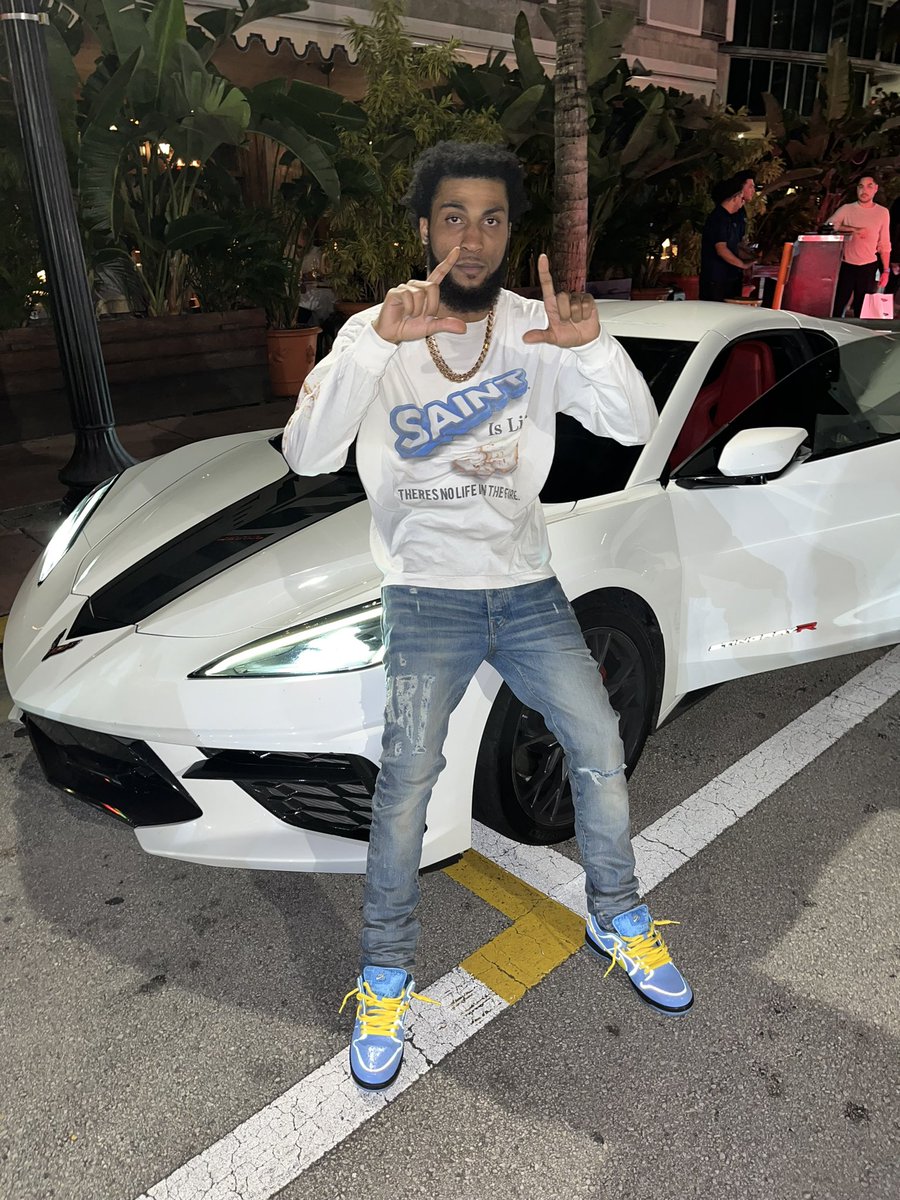Bigracks_4L's tweet photo. Uh, uh, they don’t be answerin the phone, so when they call me now, I wake up, be like #BR4L🦂 #4EvaDrippyLifestyle☔️ #YFE🎯 https://t.co/mJsJbYtt10