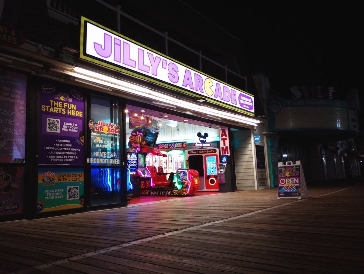 🤍  it's that time of year where only one shop is still open on the OC boardwalk 🏖️ 🌙