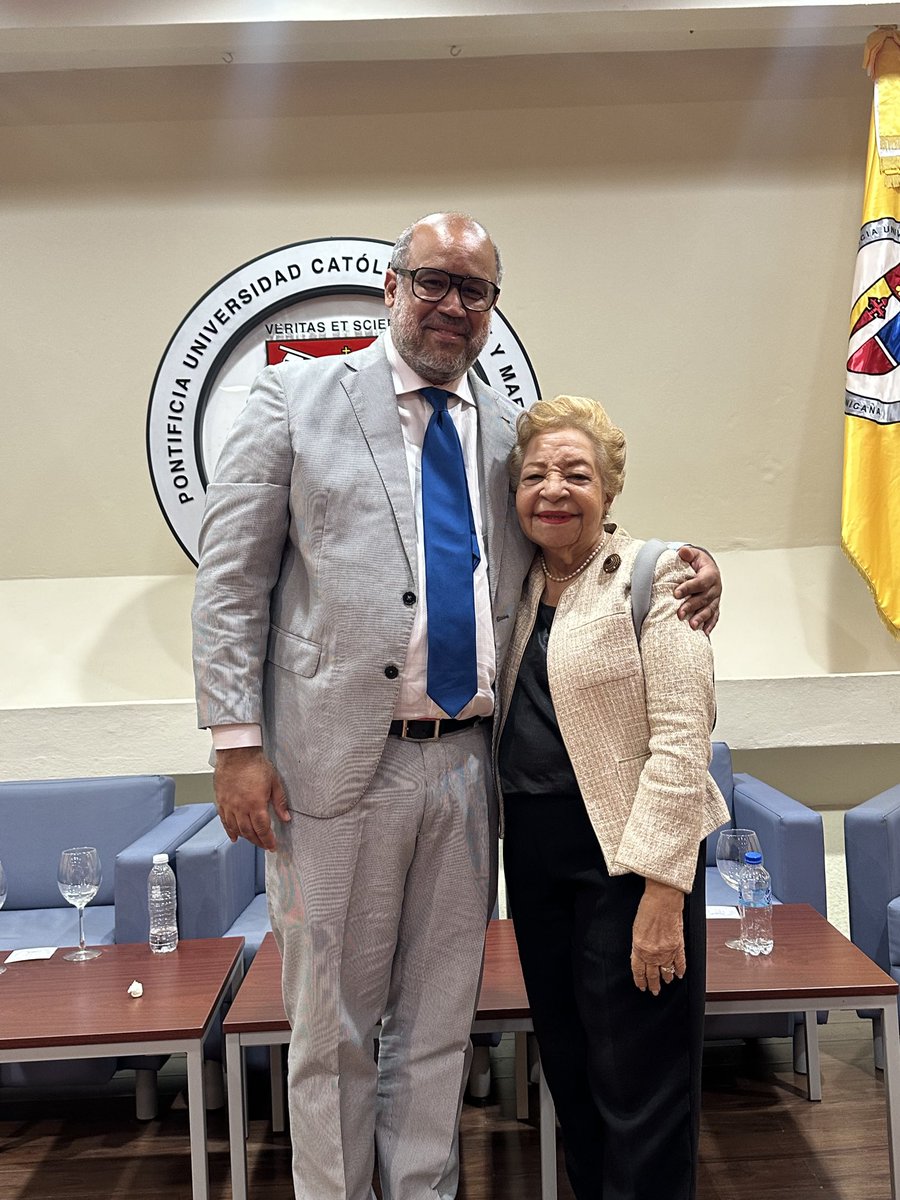 Con mi querida maestra Andreina Amaro directora de mi memoria final en 1997 ⁦<a href="/PUCMM/">PUCMM</a>⁩ ⁦<a href="/PUCMMDerechoCSD/">Escuela de Derecho PUCMM Santo Domingo</a>⁩