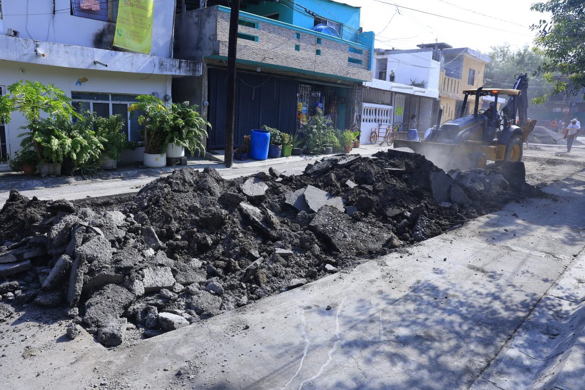 municipiodegpe's tweet photo. ¡Haciendo grande a Guadalupe! 🚧🌿💡

En la Col. Acapulco realizamos bacheo, deshierbe, poda y reparación de luminarias como parte de #GuadalupeLimpio.

📲 ¿Quieres que vayamos a tu colonia? Repórtala al WhatsApp 8145386185 https://t.co/h77x3kdZFy