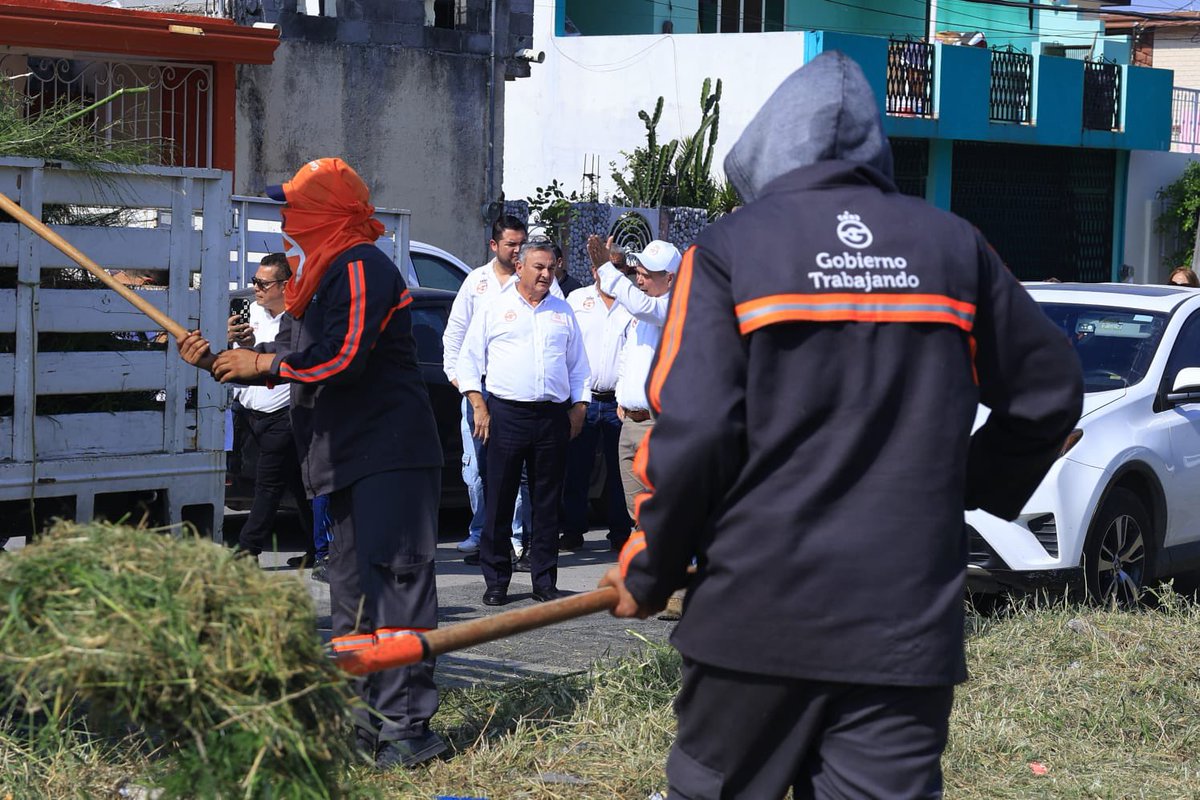 municipiodegpe's tweet photo. ¡Haciendo grande a Guadalupe! 🚧🌿💡

En la Col. Acapulco realizamos bacheo, deshierbe, poda y reparación de luminarias como parte de #GuadalupeLimpio.

📲 ¿Quieres que vayamos a tu colonia? Repórtala al WhatsApp 8145386185 https://t.co/h77x3kdZFy