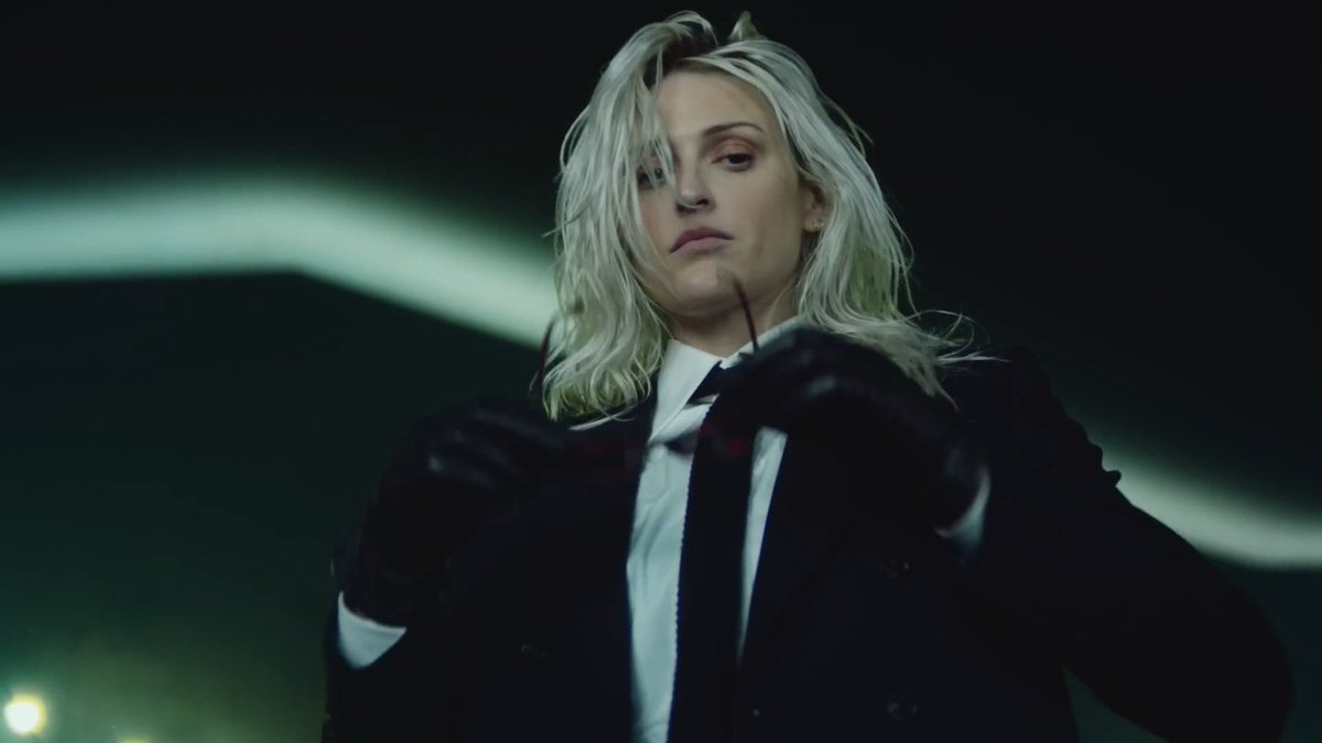 menh8bot's tweet image. eu quero saber de QUEM foi a ideia de colocar essa mulher em um TERNO E GRAVATA pra eu agradecer pelo resto de minha VIDA