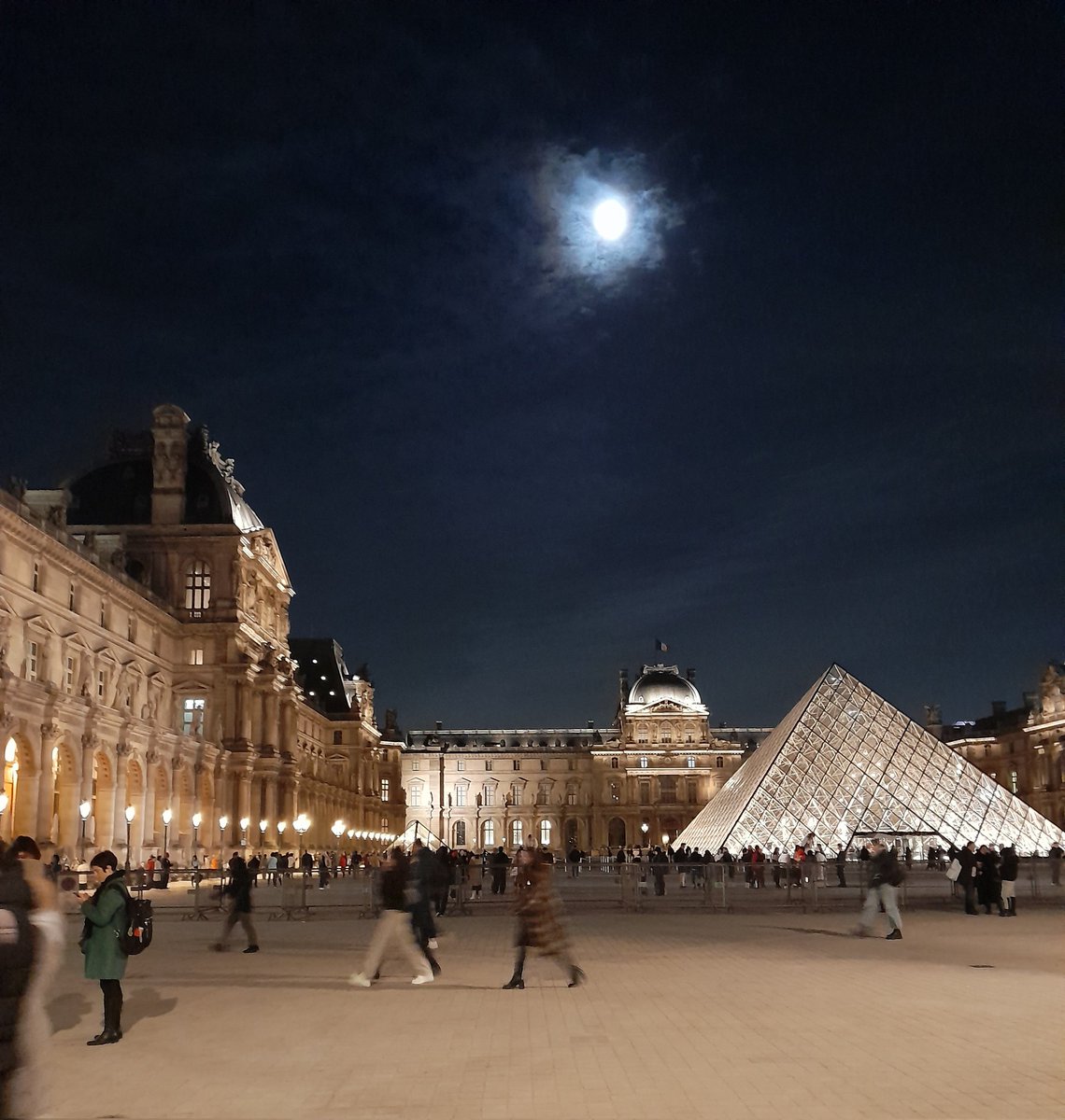 kpbooksnstuff's tweet photo. Visited #TheLouvre today, my absolute favourite place in #Paris #France
Additional pics in linked post of #WingedVictoryOfSamothrace (seen in #Netflix's The Diplomat 😉)
#VenusDeMilo
#MonaLisa
... and the stunning #ApolloGallery! 😍 https://t.co/or4hYtzYsG