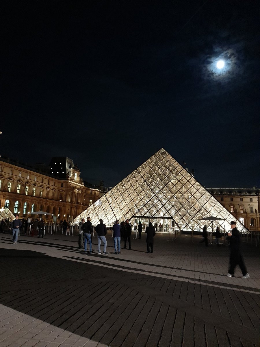 kpbooksnstuff's tweet photo. Visited #TheLouvre today, my absolute favourite place in #Paris #France
Additional pics in linked post of #WingedVictoryOfSamothrace (seen in #Netflix's The Diplomat 😉)
#VenusDeMilo
#MonaLisa
... and the stunning #ApolloGallery! 😍 https://t.co/or4hYtzYsG