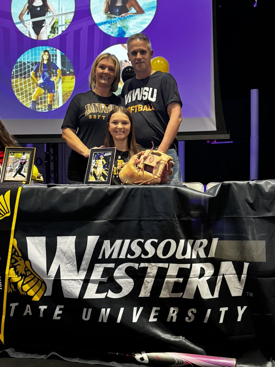 Rachel_Cain2025's tweet image. Officially official ✍️ 💛🖤
#GriffUp #srcommit 
@Coach_NThompson @GriffonSoftball @hotshotscarroll 
@azhotshotsorg 
@gatorjack72 @Sports_Recruits @ACPAthletics 
@SoftballAcp 
@CUSDAthletics