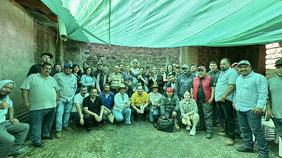 cidam_ac's tweet photo. El CIDAM en coordinación con la Secretaría de Agricultura y el ICTI, presentó a mezcaleros de Queréndaro, Mich., algunos temas vitales como la prevención de plagas, las necesidades actuales y futuros proyectos que impulsarán el crecimiento del mezcal. https://t.co/razLO2kG7F https://t.co/lg6yxTFYam