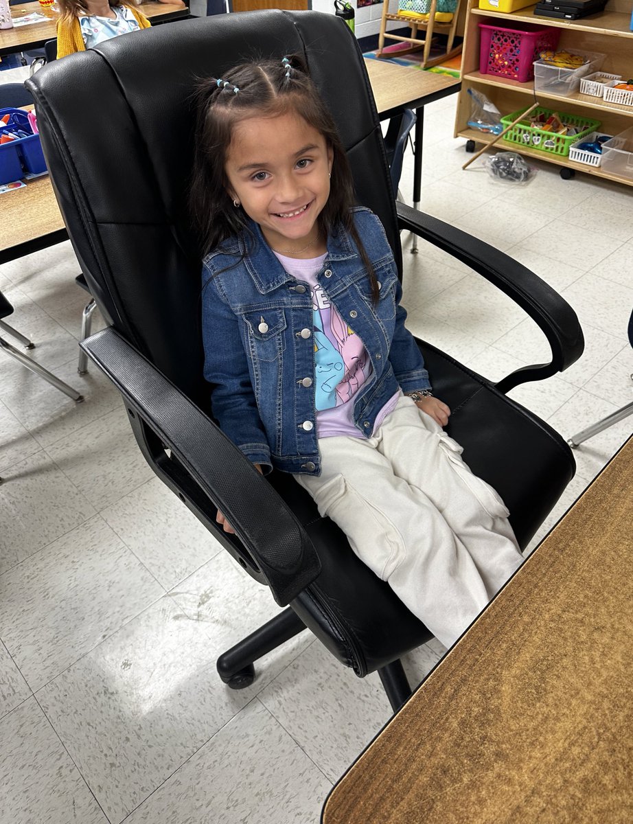 Kealani_Brooks's tweet photo. One of our kinder stars spent her Dojo points to purchase @omlbrouse chair for the day! #25yrsShiningBright #RootEdMichael @NISDMichael https://t.co/yQhUsAWcfP