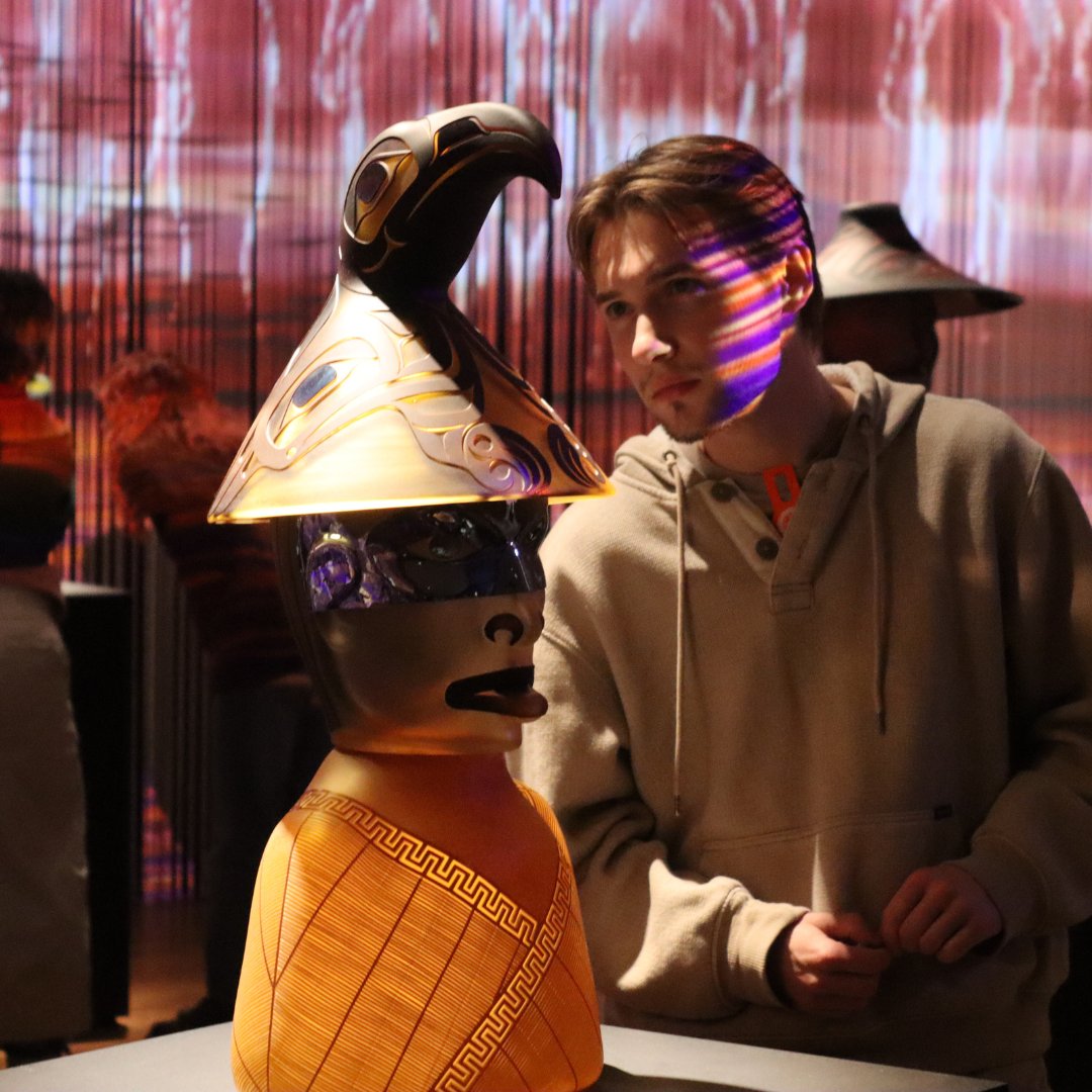 EiteljorgMuseum's tweet photo. Visitors are captivated by the stunning glass artwork of Preston Singletary on display here at the Eiteljorg! Don’t miss your chance to experience this one-of-a-kind exhibition and see for yourself what everyone’s talking about! 

Get ticket at https://t.co/hIEyG69E2O https://t.co/xVtpgSicJE