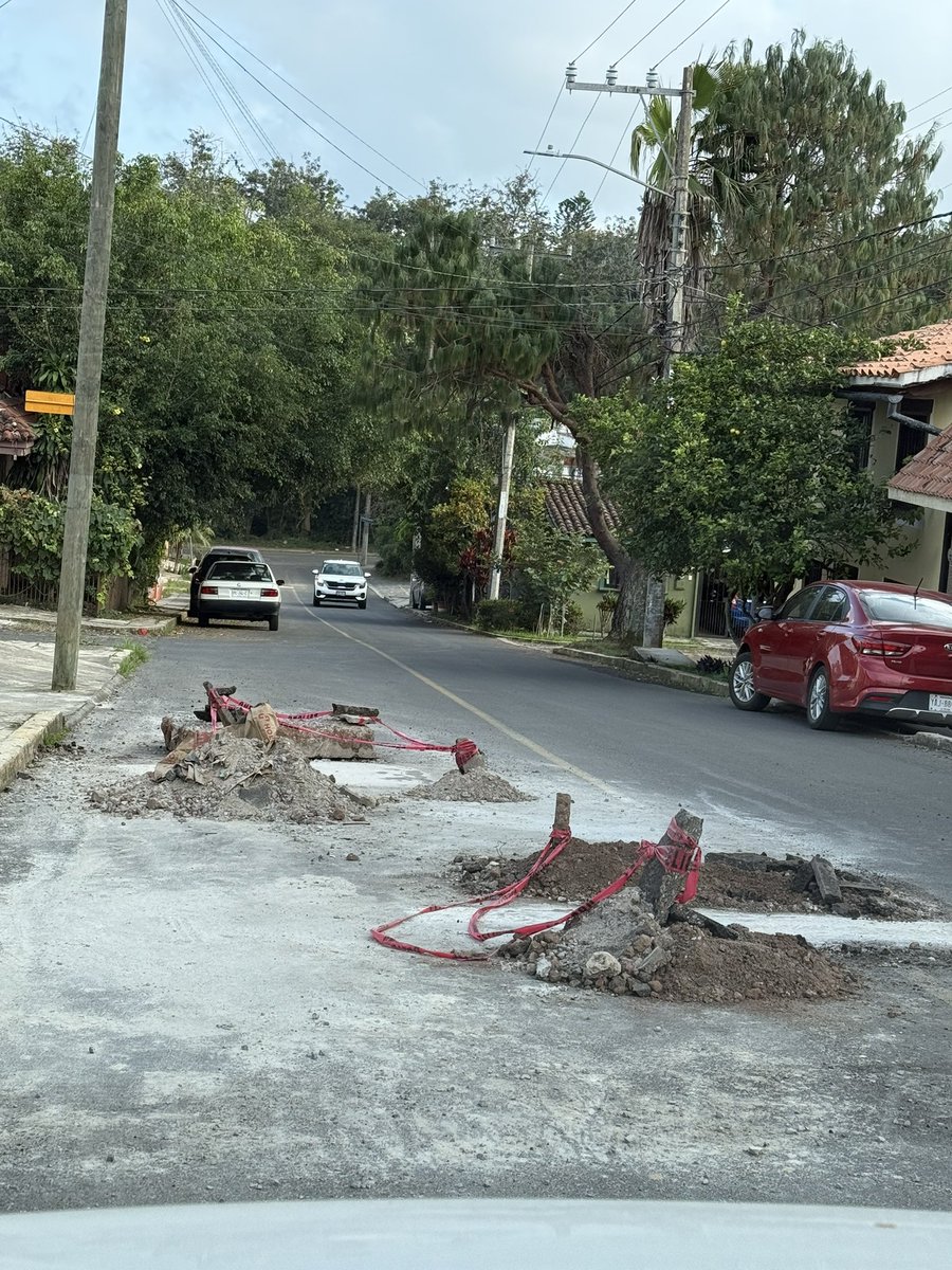 rulo007's tweet photo. Ya un mes que “compusieron” y no recogen el escombro! Estorbando más de media calle y la entrada a mi cochera @ahuedricardo @CMAS_Xalapa @XalapaInforma https://t.co/mAw94fRFfW