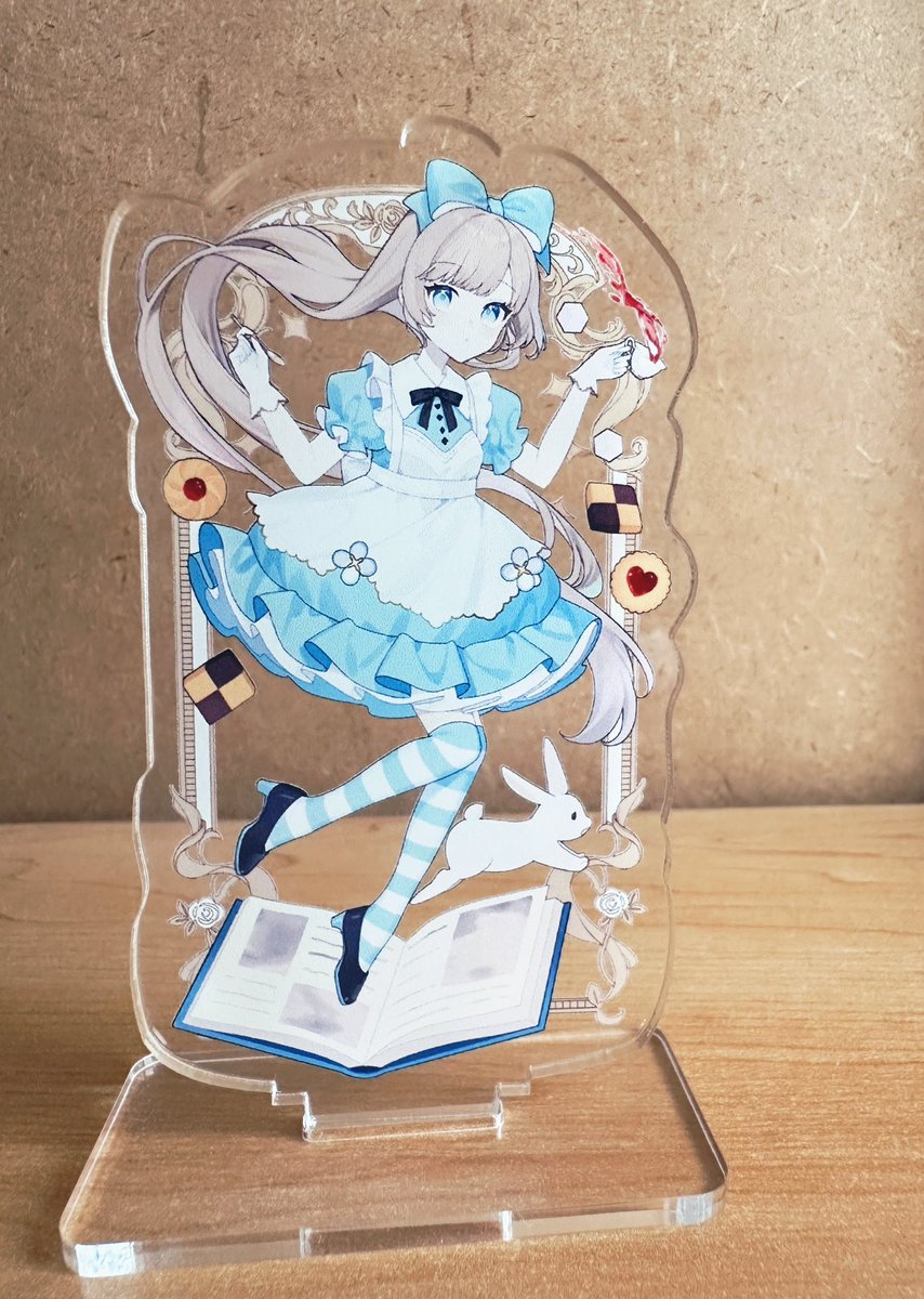 アリス 「COMITIAで出すアクスタが届いたよ〜!控えめに申し上げてもおかわですわ 」|すぐりのイラスト