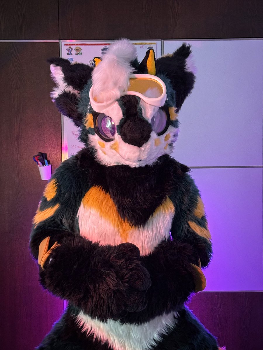 Can I have a bite of what u are having? 🤤🍃🐉
📸: <a href="/Huskyaoo/">曜曜 / Yao</a>
#furry #fursuit  #FursuitEveryday