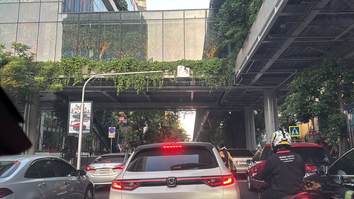 wanwimon's tweet photo. ติดหนักมาก อยู่ตรงนี้มา 40นาทีแล้ว สุขุมวิทขาเข้าแยกอโศก @js100radio https://t.co/pGMHzZONAt