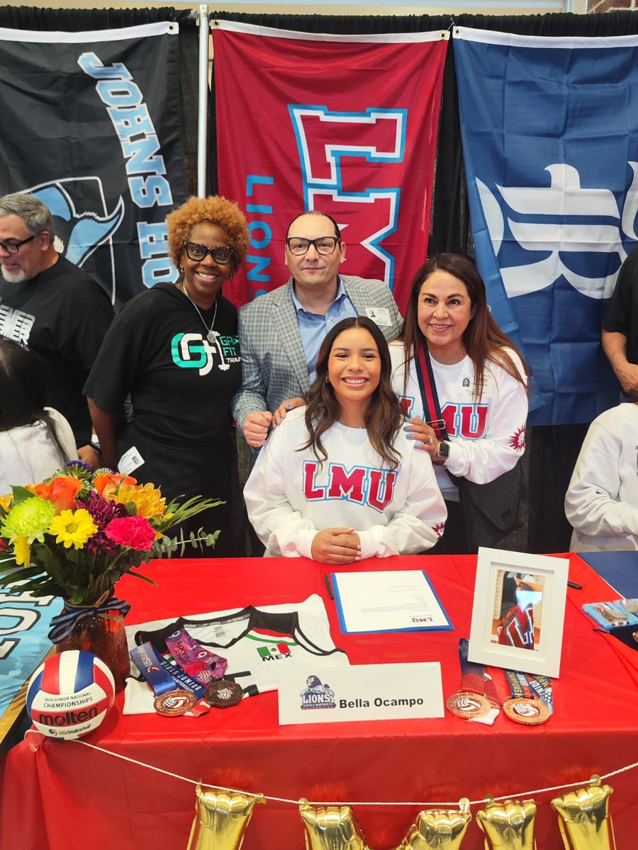 fdelatg's tweet photo. Es #NationalSigningDay. Estudiantes talentosos en 🇺🇸 firman compromiso con universidades donde se desarrollarán como atletas. Esta tarde acompañé a Bella -capitana del equipo voleibol 🏐 de su High School en Dallas- quien firmó con @LoyolaMarymount. Es seleccionada 🏐 🇲🇽 Sub21 😊 https://t.co/RZlObV0dUd