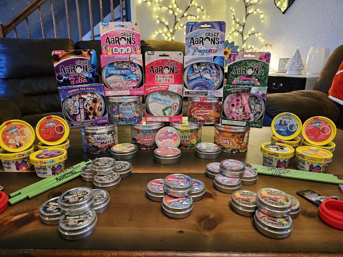 mle26w's tweet photo. I had a blast hosting a #crazyaaronsverymerryparty thanks to #tryazon Everyone enjoyed getting to expirence all their other amazing products! From the famous Thinking Putty, Slime Charmer's, and Land of Dough everyone of all ages found something they couldn't resist playing with! https://t.co/qJpYexcFn0